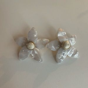 Bauble bar amariella flower stud resin earrings